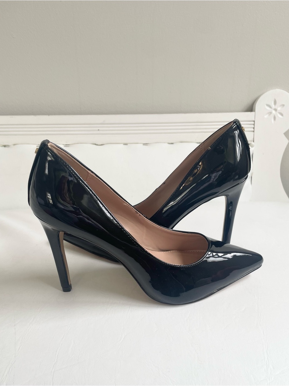 BLACK PATENT LEATHER PUMPS HEELS POINTED TOE BCBGENERATION